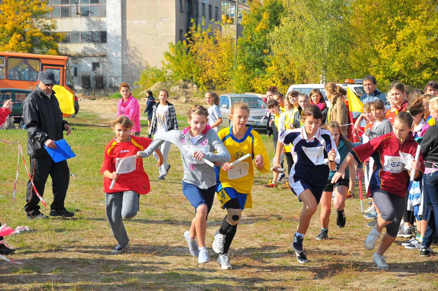 Mistrzostwa powiatu w sztafetowych biegach przełajowych.